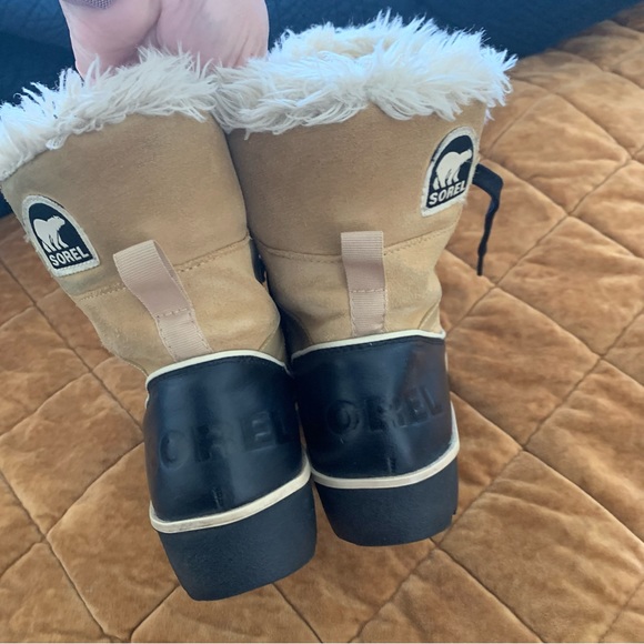 Sorel tan and black furry short snow boots size 7 - Picture 6 of 11